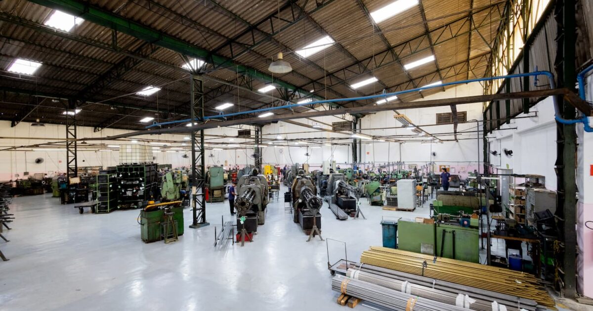 Parque de máquinas CNC da Mecânica Eloy, fornecedor de usinagem de precisão automotiva certificado IATF 16949 em São Paulo