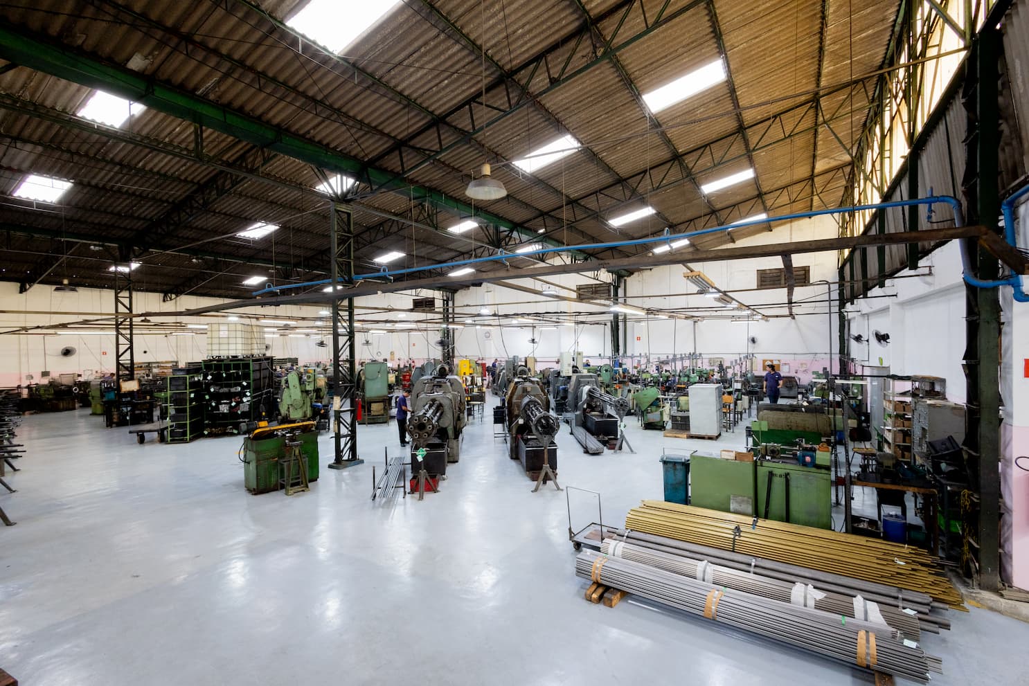 Parque de máquinas CNC da Mecânica Eloy, fornecedor de usinagem de precisão automotiva certificado IATF 16949 em São Paulo