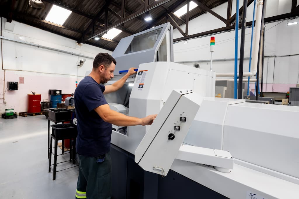 Parque de tornos automáticos da Mecânica Eloy — referência em usinagem de precisão em São Paulo