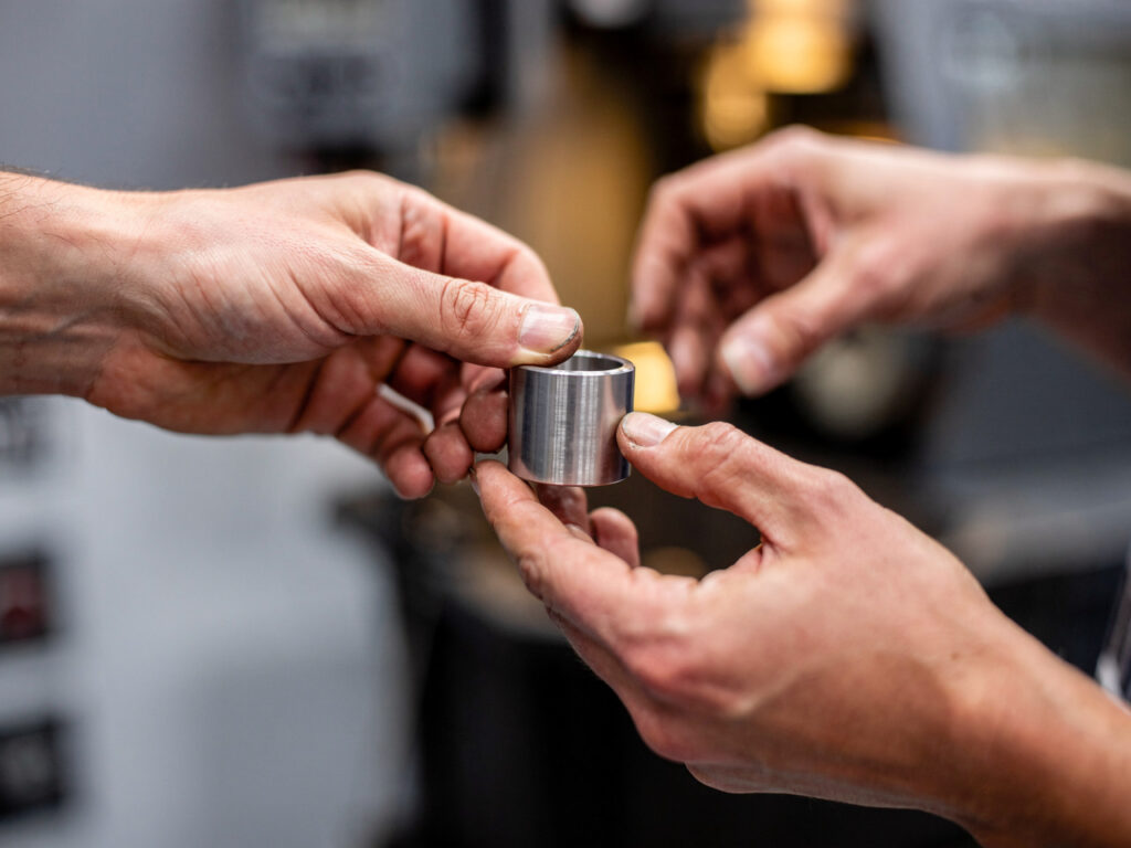 Colaboradores da Mecânica Eloy em operação de usinagem de precisão — missão e parceria