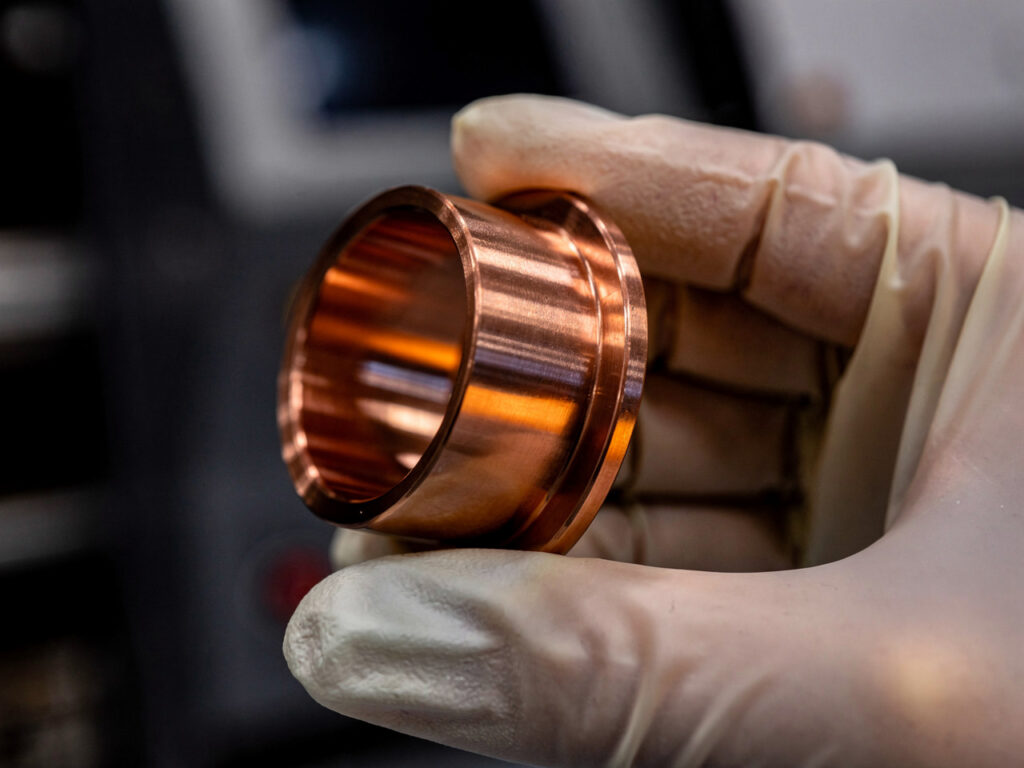 Peça usinada de precisão inspecionada na Mecânica Eloy — qualidade, confiança e tradição desde 1956